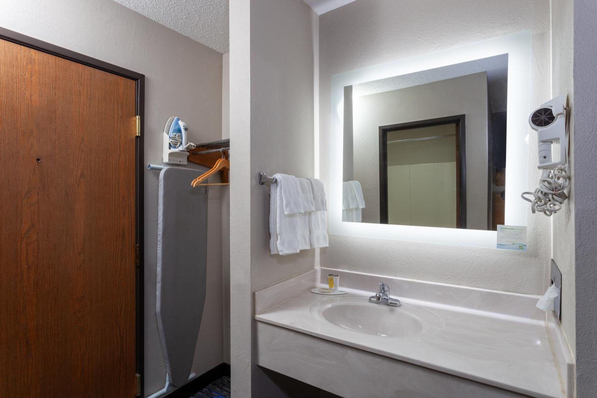 Days Inn By Wyndham Wooster Extérieur photo